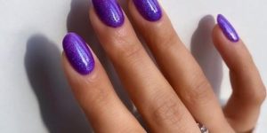 Unhas roxas simples (Pinterest)