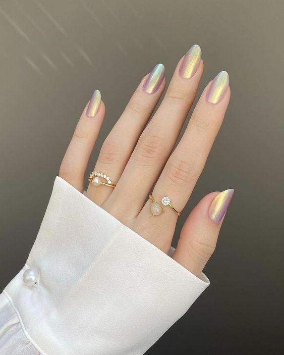 Fotos de unhas em gel delicadas metalizadas suaves