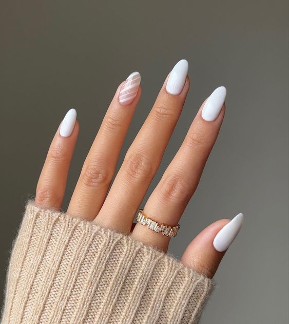 Fotos de unhas em gel delicadas brancas com dedo anelar decorado