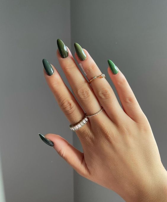 Fotos de unhas em gel delicadas verdes com vários tons da cor