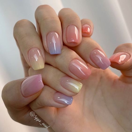 Fotos de unhas em gel delicadas em degradê suave colorido