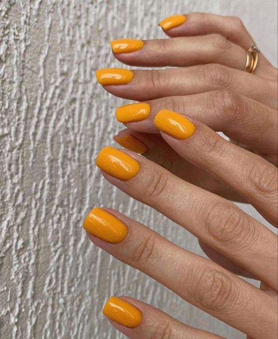 Amarelo Mostarda está entre as cores de unhas decoradas para se apaixonar