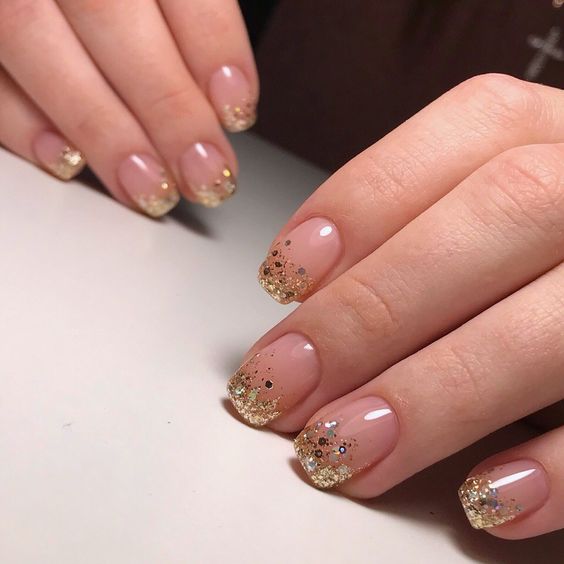 Dourado na sua Unha Decorada