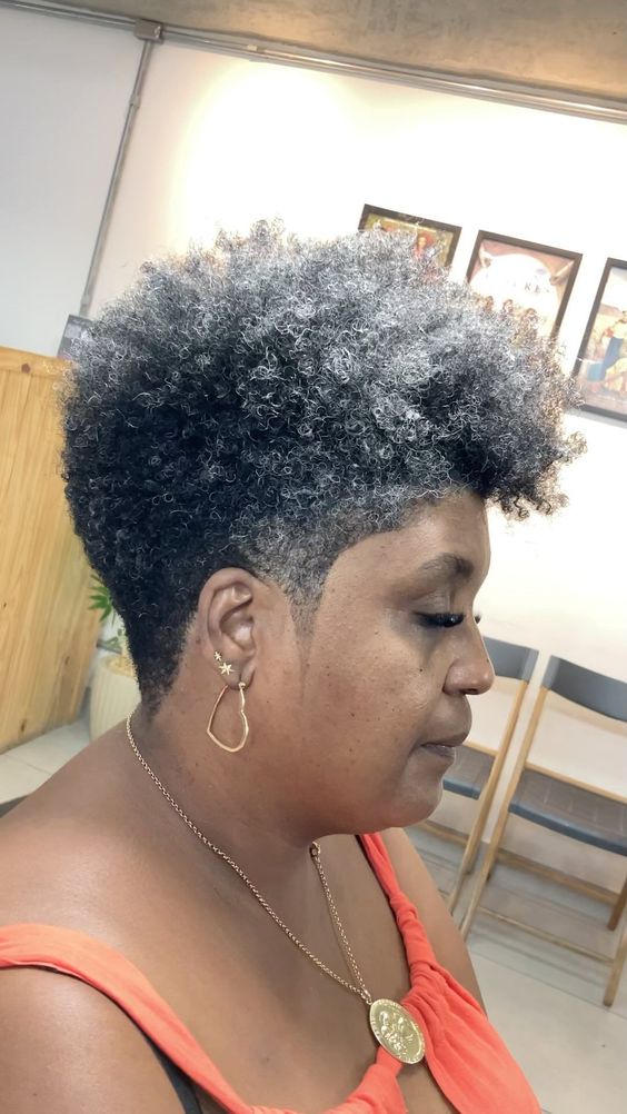 Corte Pixie mulher madura