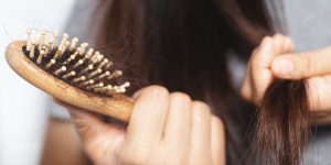 Queda de cabelo no outono: especialistas explicam o fenômeno e dão dicas infalíveis