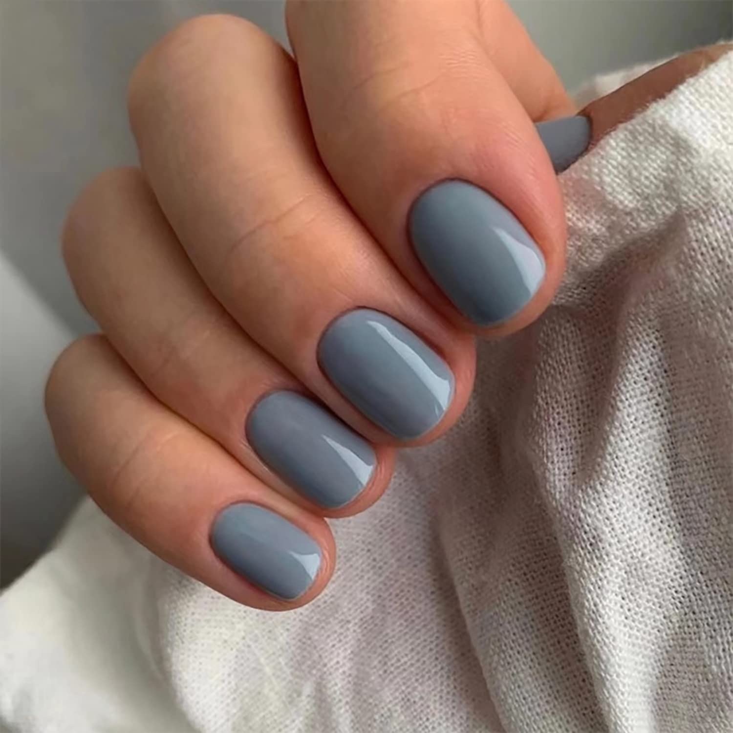 unhas em tom cinza-azulado