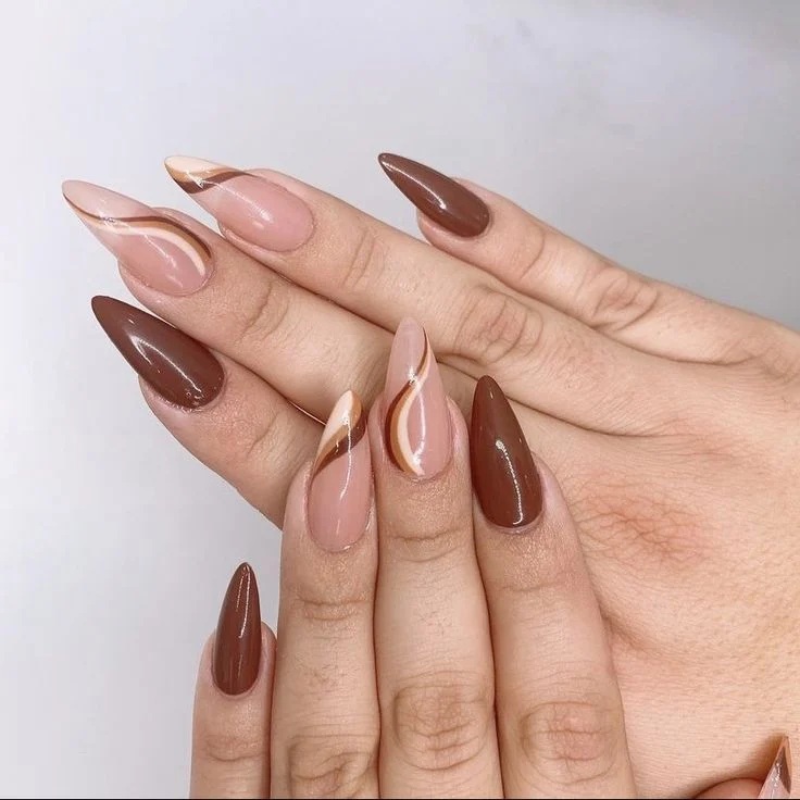 unhas em tom marrom decoradas