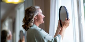 4 penteados infalíveis que mulheres 50+ fazem em apenas 7 minutos