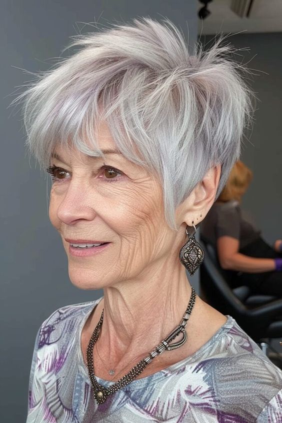 Bixie após os 50 anos (Pinterest) cortes de cabelo em camadas