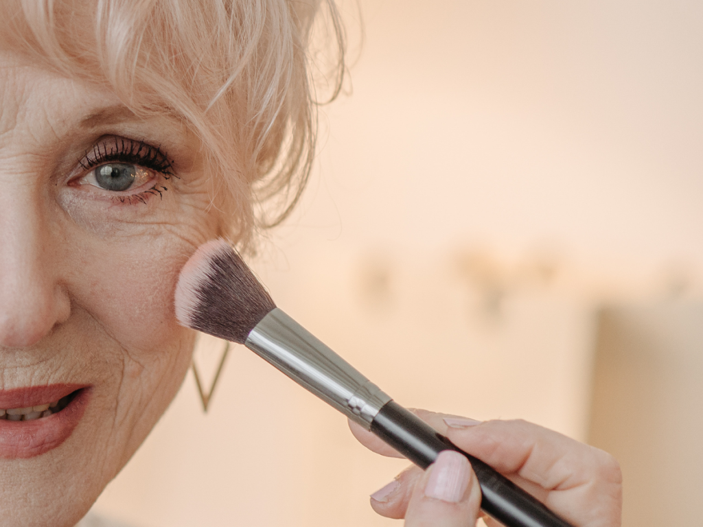 Blush em áreas erradas erros que chamam a atenção para as rugas