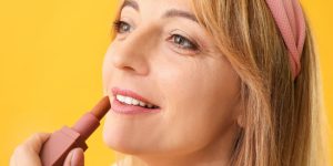 Cores de batom que rejuvenescem mulheres acima de 50 anos