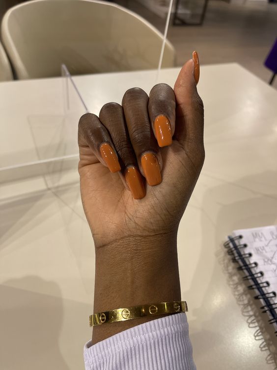 Unhas caramelo - cor e marca desconhecidos (Pinterest)