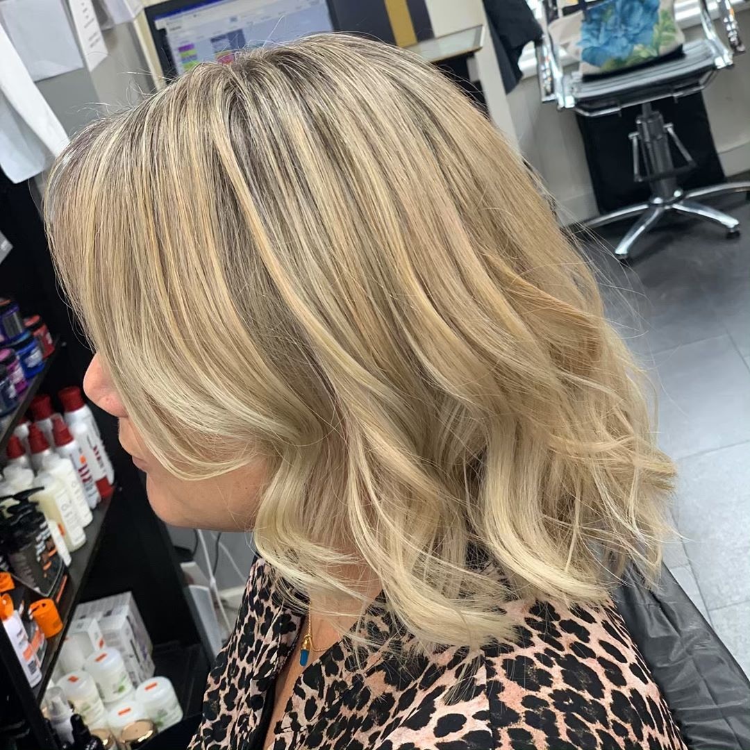 mulher com mechas airtouch