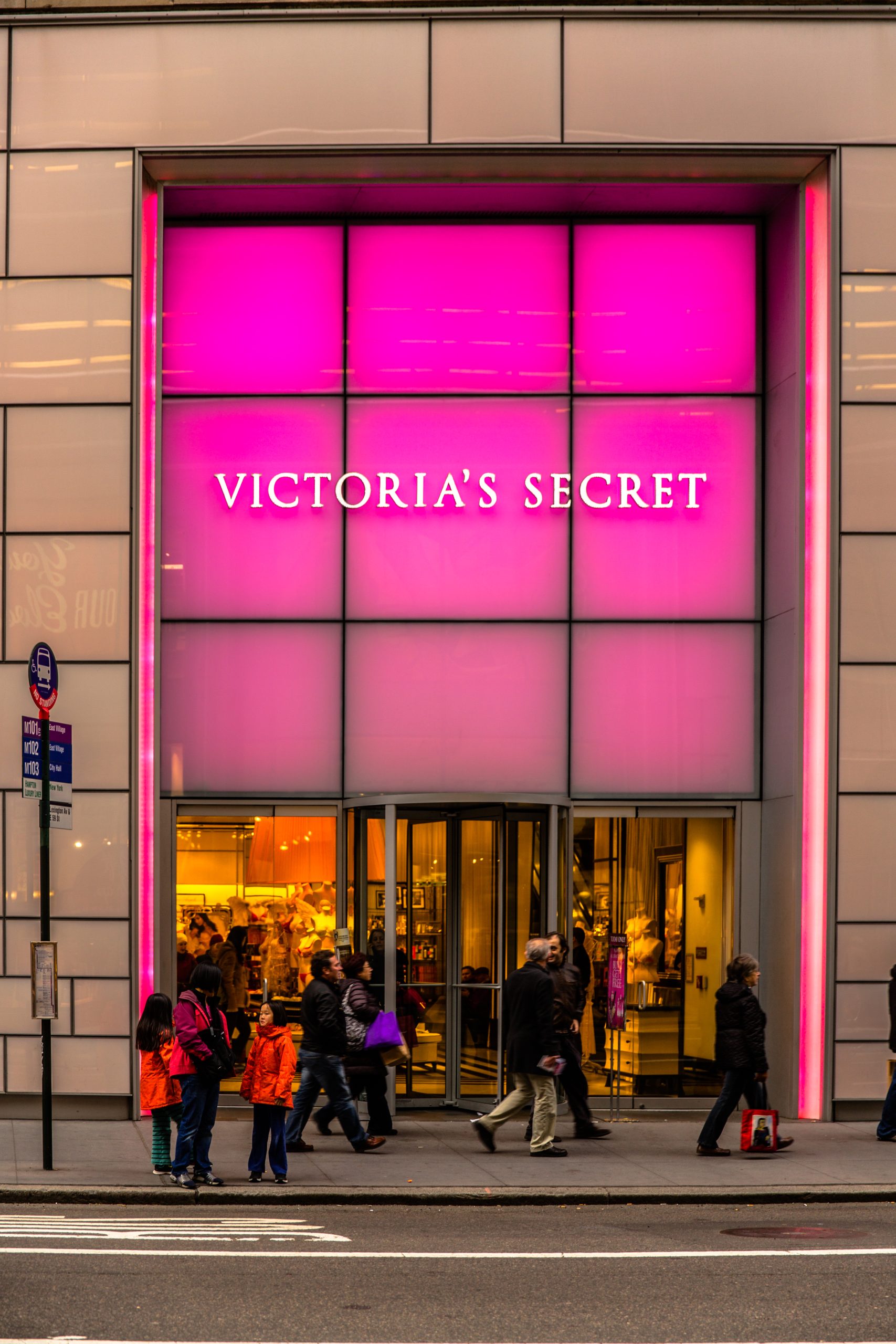 Victoria's_Secret_Store_9,_722_Lexington_Ave,_New_York,_NY_10022,_USA_-_Dec_2012