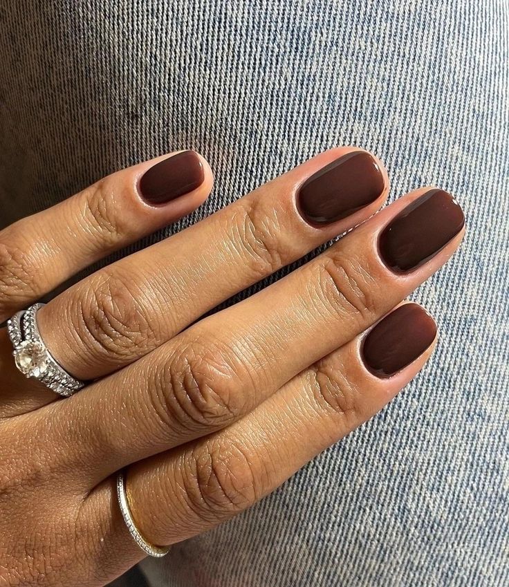 marrom mocha mousse -Paleta de cores nas unhas 2025