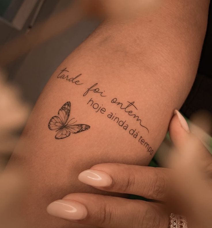 Frases na tatuagem tatuagem no braço para mulheres maduras