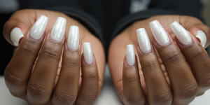 Unhas Brancas com Efeito Perolado