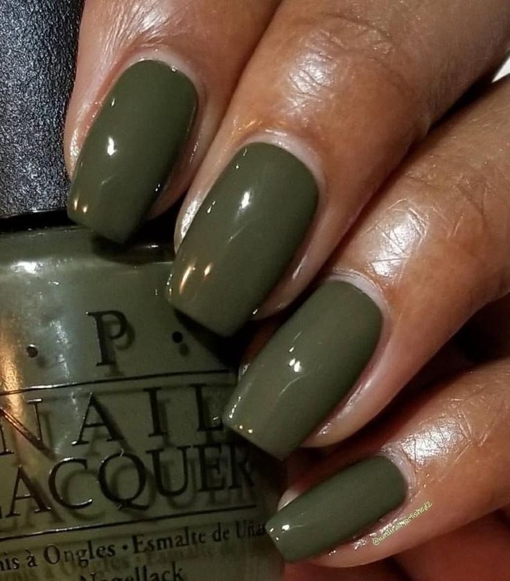 Unhas de mulher rica verde musgo profundo