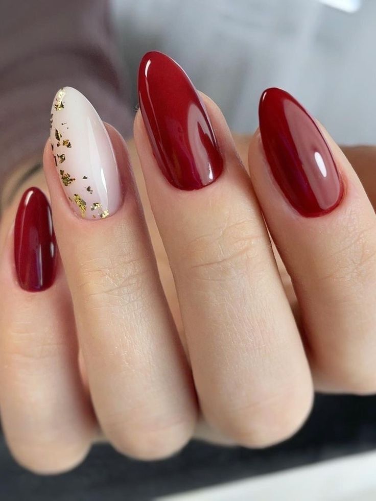 Unhas longas redondas vermelhas