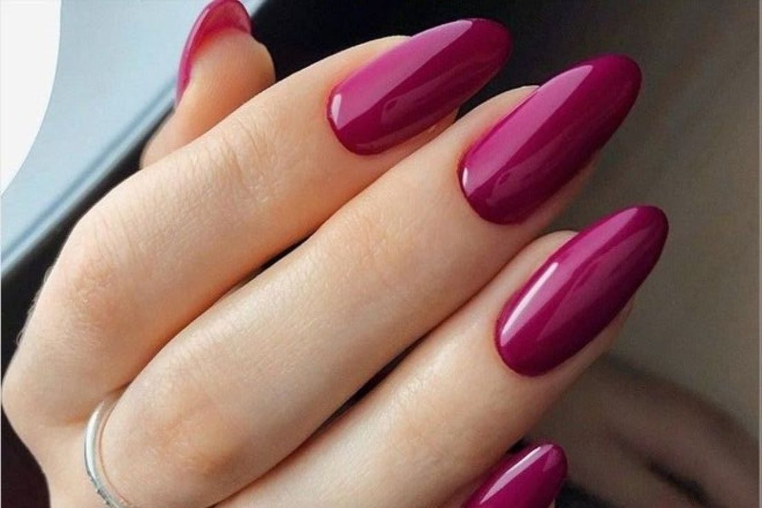 Unhas vermelhas marsala