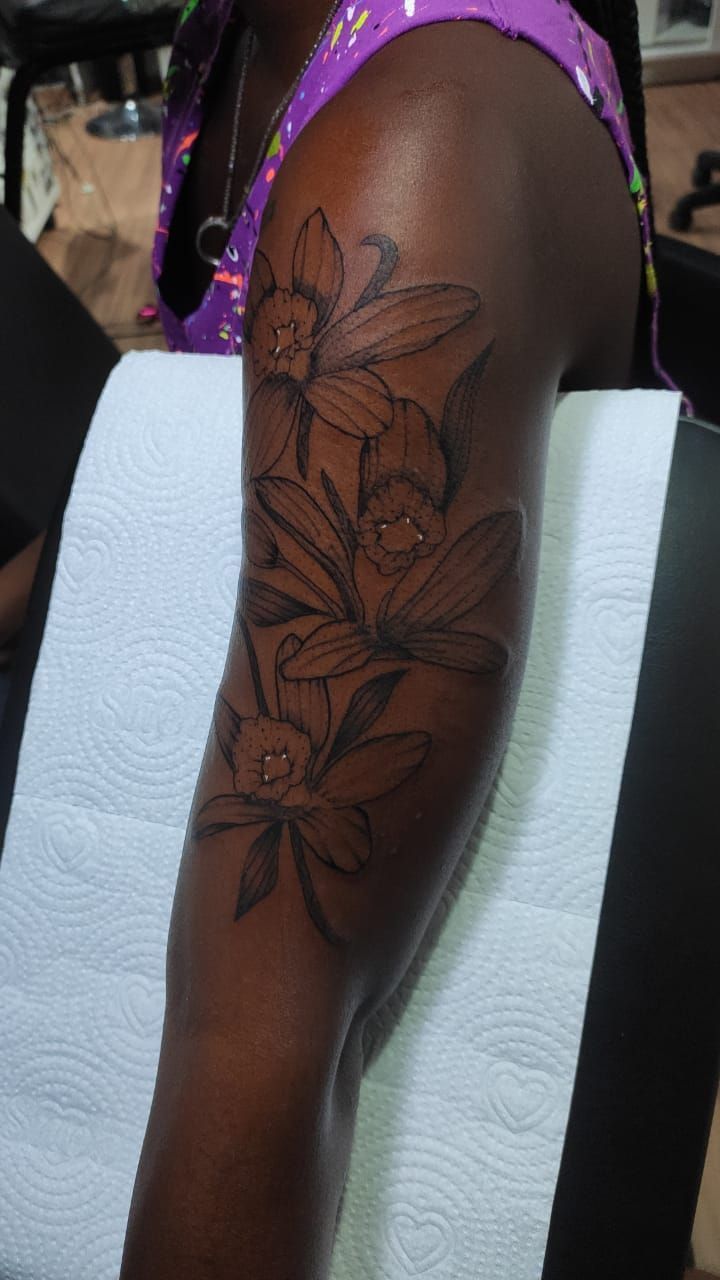 blackwork na tatuagem do braço de mulheres maduras