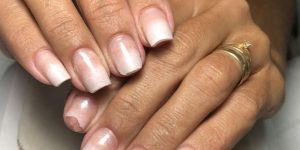 unha decorada clara para mulheres maduras