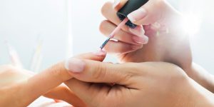 As cores de unhas decoradas que mulheres com mais de 50 anos vão usar neste outono