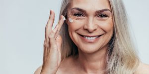 Descubra como os cremes clareadores de manchas estão mudando a vida de mulheres com 50+