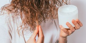 Melhores cremes para pentear cabelo cacheado: especialistas revelam as opções de farmácia