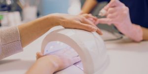 Roxo intenso é cor incrível com unhas compridas com elegância