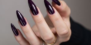 Roxo intenso é uma ótima cor para unhas compridas