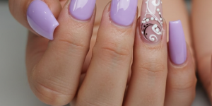 Unhas Acrigel decoradas de Lilás suave