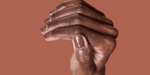 Unhas curtas com esmalte marrom