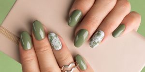 unhas decoradas em tom verde-militar