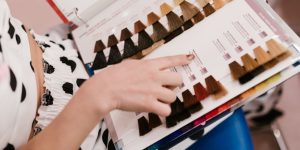 As cores de cabelo para pele clara que você pode apostar e que estão super na moda 2025