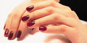 Vermelho profundo - Cores elegantes para unha curta