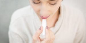 Hidratante labial de farmácia: os mais baratos para te ajudar a proteger os lábios do ressecamento