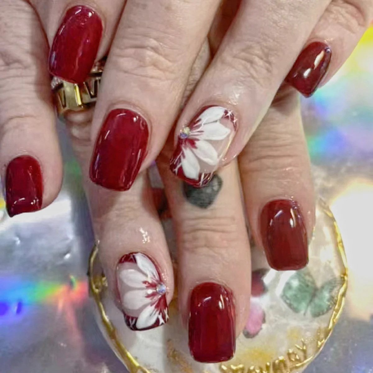 unhas em contraste elegante com fundo escuro