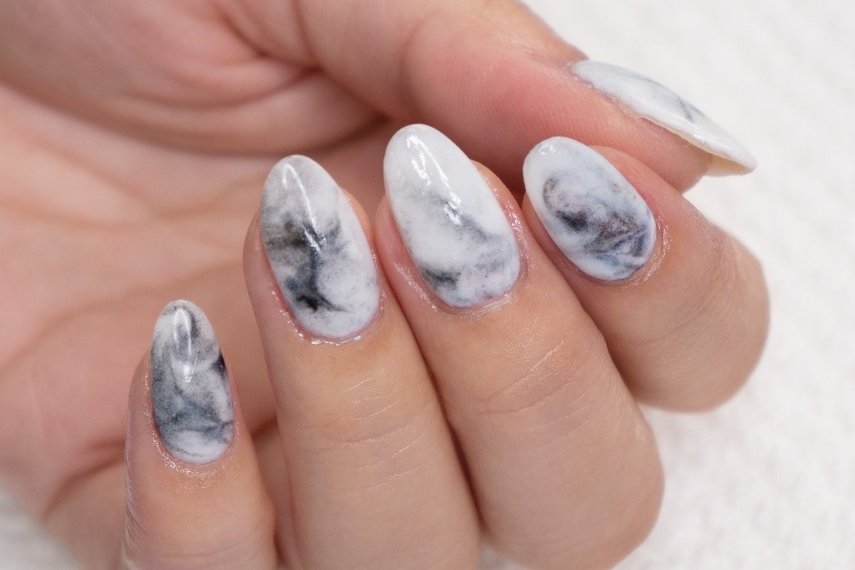 unhas em estilo marmorizado