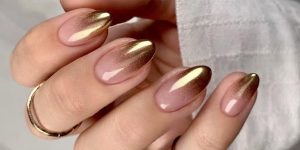 unhas nude com dourado